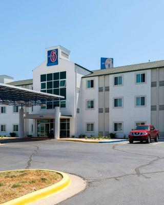 Motel 6-Junction City, KS