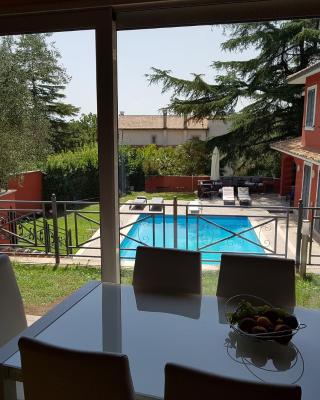 VILLA IL CICLAMINO PRIVATE POOL IN-GROUND FOR EXCLUSIVE USE - 70m2 house & 300m2 outdoor, child & pet friendly, 10 minutes drive to Montebello Station connecting to Rome centre in 20 minutes, 3 minutes drive to supermarket -4 language warm guest care