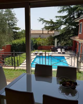 VILLA IL CICLAMINO - PISCINA PRIVATA IN MURATURA AD USO ESCLUSIVO - PRIVATE IN-GROUND POOL FOR EXCLUSIVE USE - 70m2 house & 300m2 outdoor, 10 minutes drive to Montebello Station linked to Rome centre in 20 minutes, 3 minutes to the village