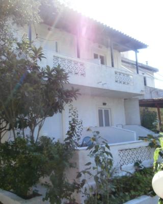 Billy's Amoudi Apartments