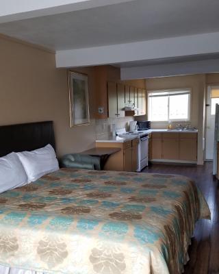 Townhouse Inn & Suites