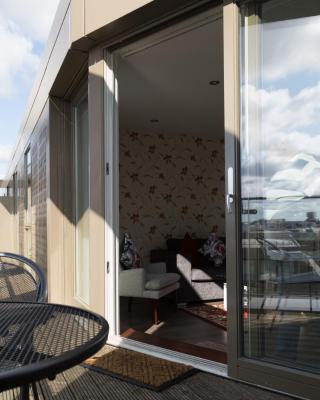Modern Penthouse, 2 mins walk from Cambridge Station, lift access, secured gated on-site parking, self check-in, SUPER Fast WIFI, Terrace & Sleeps 6
