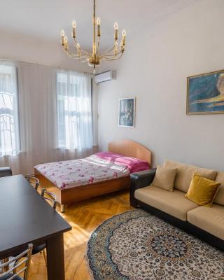 Tourist Heaven - Rustaveli McDonald's Apartment