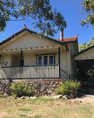 Cherry Blossom Cottage - Beechworth-Getaways