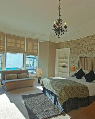 Monties Guest House - Adults ONLY