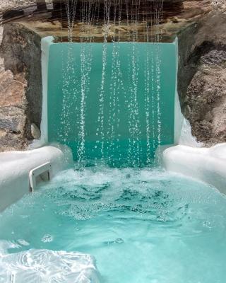 Dandy Cave Villa - Romantic Private & Luxurious - Waterfall Pool - Hot Tub -Up to 8 People
