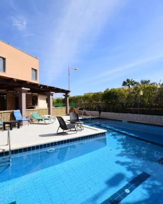 Flintstone Guest House בית ההארחה בן 11 החדרים אינו וילה פרטית אתם מזמינים רק חדרים לא את כל הוילה