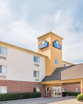 Days Inn & Suites by Wyndham Dallas