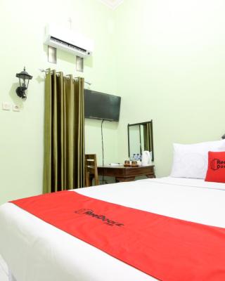 RedDoorz Plus near Taman Sari