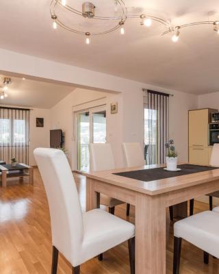 Apartment Natalie Sea View with 3 Bedrooms and everything is air-conditioned