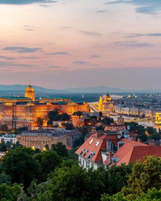 Apartment on Gellért Hill Downtown with free garage & Castle View