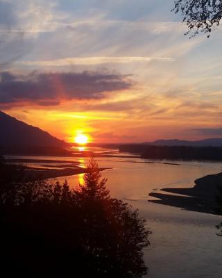 The Fraser River's Edge B&B Lodge