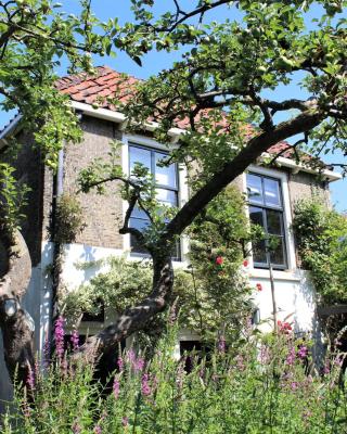 Apple Tree Cottage - discover this charming home at beautiful canal in our idyllic garden