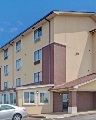 Super 8 by Wyndham Nashville/ Dntn/ Opryland Area