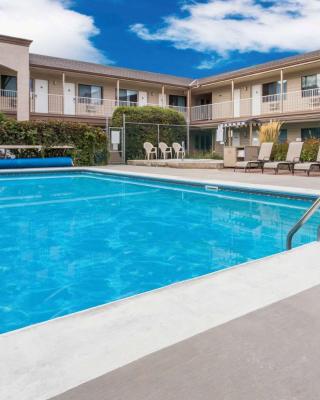 Super 8 by Wyndham Kelowna BC