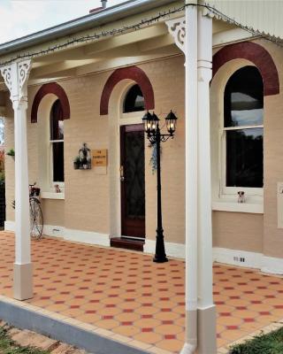 Must Love Dogs B&B & Self Contained Cottage