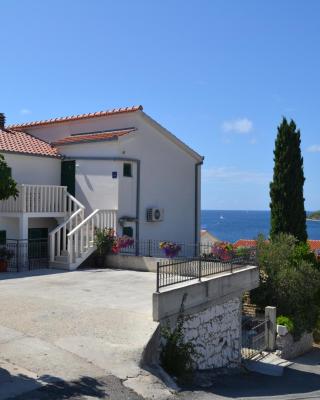 Holiday Apartment Lucic - SEA VIEW - Peaceful - Family Friendly - Near Beach