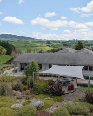 Above the River Karapiro Bed & Breakfast