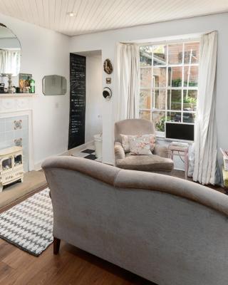 VINTAGE apt, pvt GARDEN, wifi, NEW TOWN