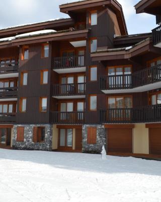 Valmorel Studio Skis aux pieds