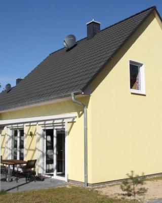 K 97 - stilvolles Ferienhaus mit Kamin & WLAN am See in Röbel an der Müritz