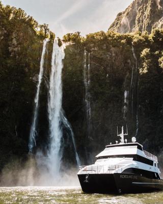 Milford Sound Overnight Cruise - Fiordland Discovery