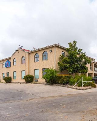 Motel 6-San Antonio, TX - Fiesta Trails