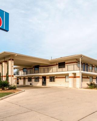 Motel 6-San Antonio, TX - South WW White Rd