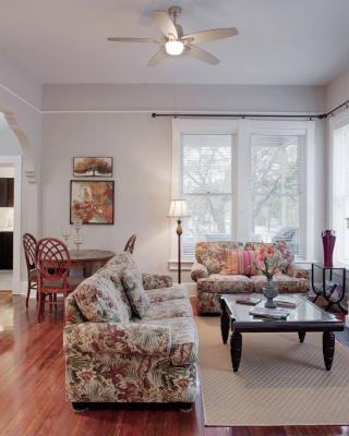 420Waldburg A · Modern Apt with Southern Charm Blocks from Forsyth