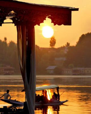 Houseboat Lily of Nageen