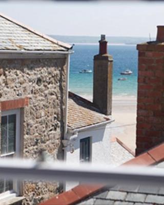 Little Dolly sea view 2 bedroom apartment, St Ives town, dog friendly