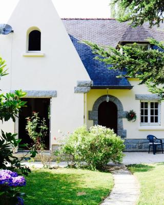 Fontaine Blanche River View, Large Patio & Garden in Central Brittany with Starlink WiFi