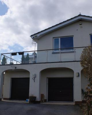 Luxury 3 bedded room with sea peeps and parking