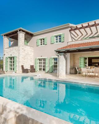 Design and Luxury Villa with Pool