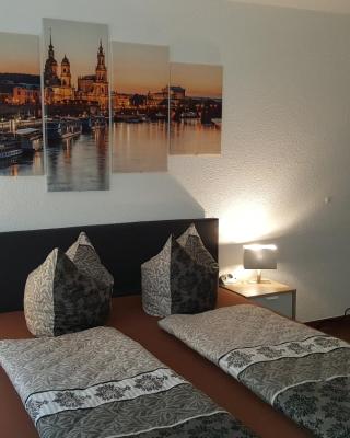 Ferienwohnung oder Studio Dresden-Neustadt inkl Parkplatz mit Balkon oder Terrasse