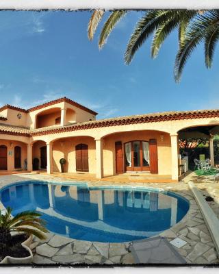 VILLA SPACIEUSE, CLIMATISATION, PISCINE, JARDIN PAYSAGE, PROCHE MER