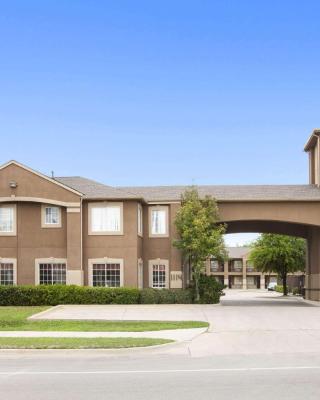 Howard Johnson by Wyndham Grand Prairie Near Lone Star Park