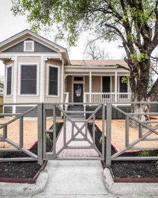 Wyoming St Restored Historic 2BR/1BA Downtown