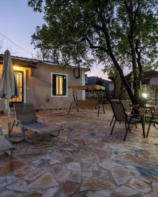 Mika's Valley View House