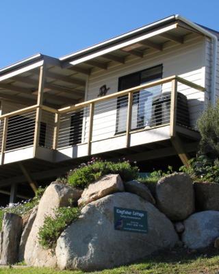 KINGFISHER COTTAGE Beachfront at the Binalong Bay