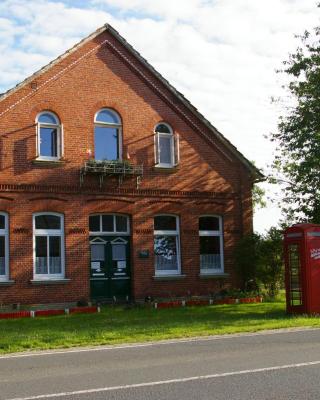 Das Haus mit der roten Telefonzelle