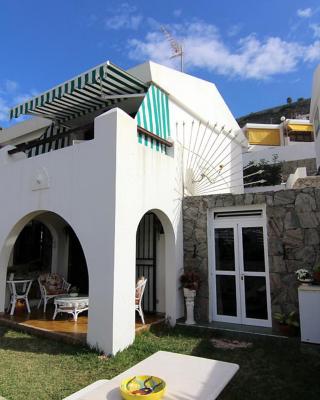 Lovely 2 bedroom house with private garden