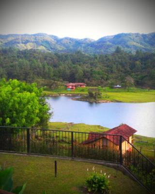 Beautiful Lake View Villa. Lake Access & Near Town