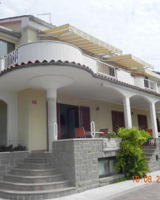 Rooms and Apartments Roza