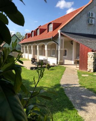 Pécsely House Apartman