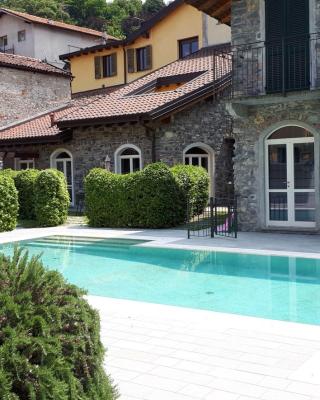 BELLAGIO DREAMS APT, pool, with private garden, near lake