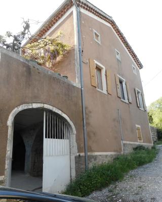 Le nid d'hirondelles