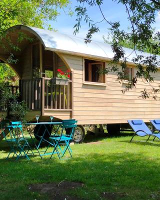 Millygite Chalet-on-wheels by the river