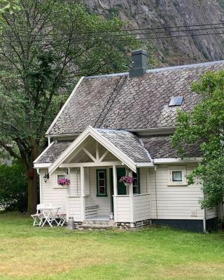Aobrio Holidayhouse, authentic norwegian farmhouse close to Flåm