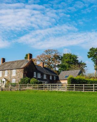 Mid-Wales Farmhouse, swimming pool, tranquil countryside views, sleeps 14